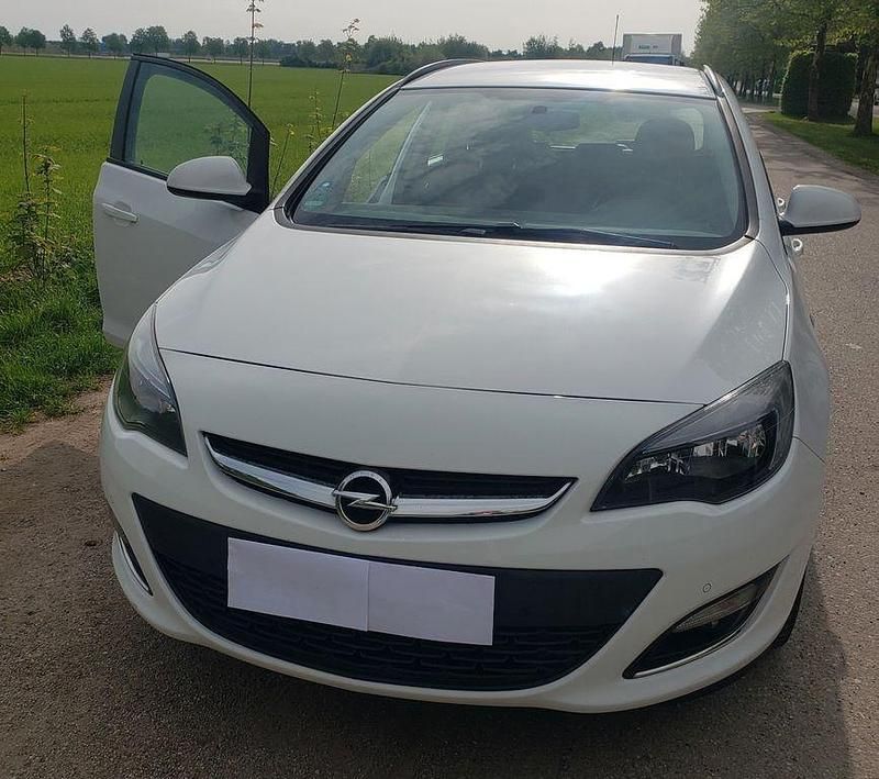 Weiß Gebraucht 2013 Opel Astra Kombi | 5.999 € (Fairer Preis) - Bild 1/4