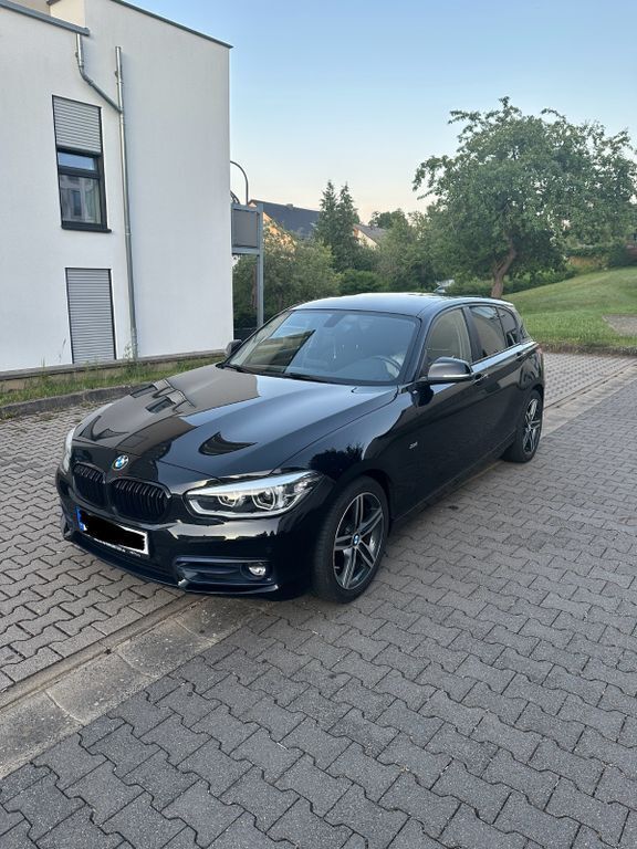 Schwarz Gebraucht 2017 BMW 118 Sport Line Kleinwagen | 16.600 € (Fairer Preis) - Bild 1/4
