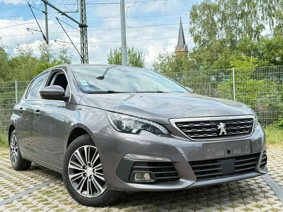 Gebraucht Peugeot 308 Allure 131 PS (96 kW) 2021 Grau Limousine
