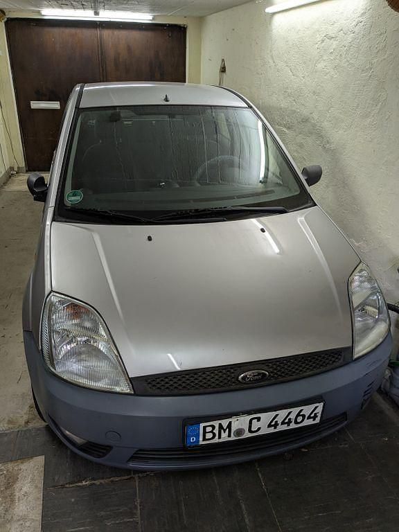 Grau Gebraucht 2002 Ford Fiesta Ambiente Kleinwagen | 2.000 € (Fairer Preis) - Bild 1/4
