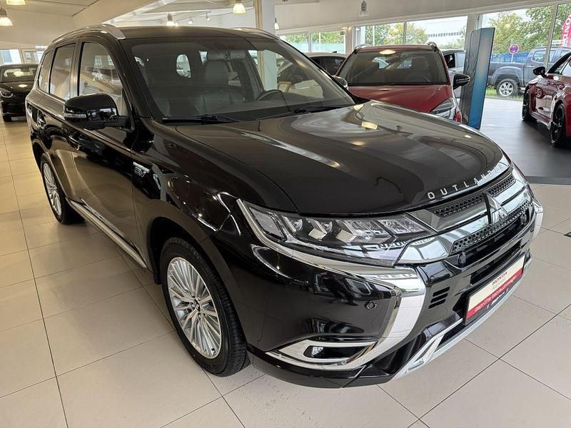 Rubinschwarz Gebraucht 2020 Mitsubishi Outlander P-HEV Diamant Edition SUV | 19.890 € (Superpreis) - Bild 1/4