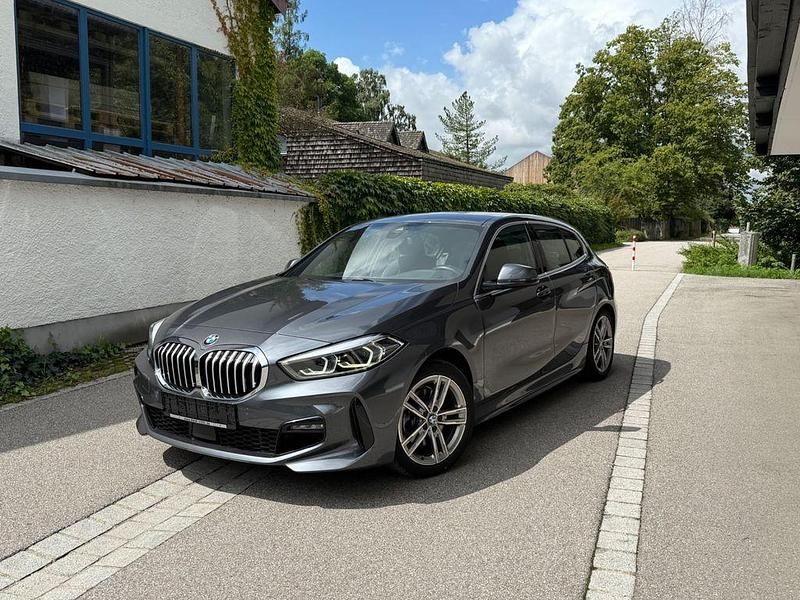 Grau Gebraucht 2020 BMW 118 M Sport Kleinwagen | 20.500 € (Guter Preis) - Bild 1/4