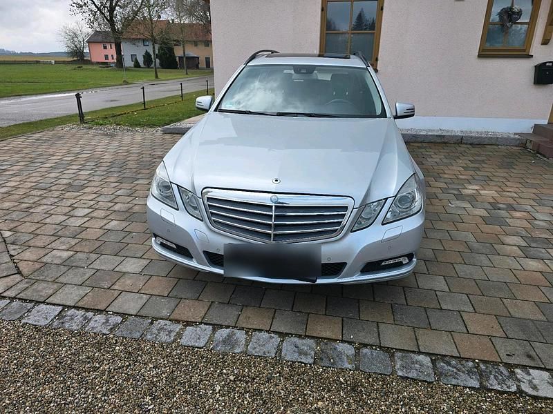 Gebraucht Mercedes E220 170 PS (125 kW) 2010 Grau Kombi