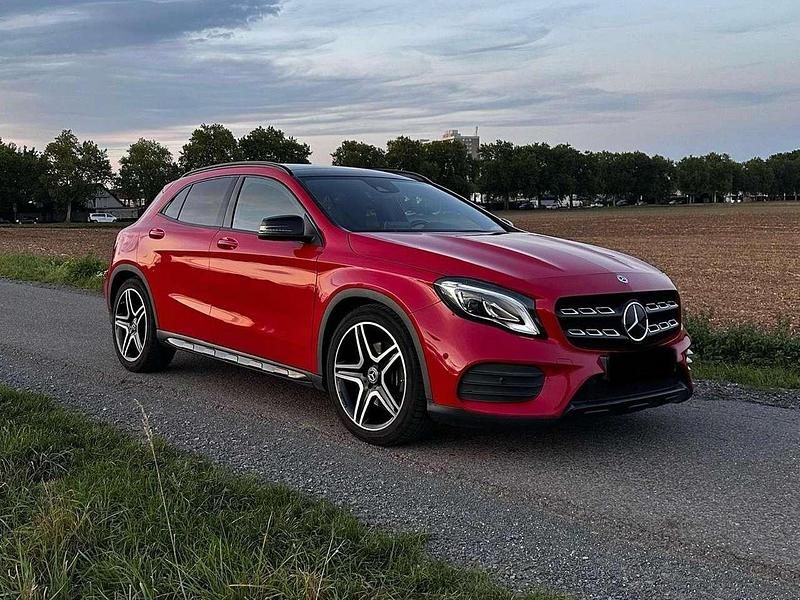 Rot Gebraucht 2017 Mercedes GLA250 Style SUV | 21.500 € (Fairer Preis) - Bild 1/4