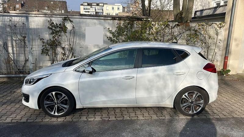 Gebraucht Kia Ceed Vision 135 PS (99 kW) 2015 Weiß Kleinwagen