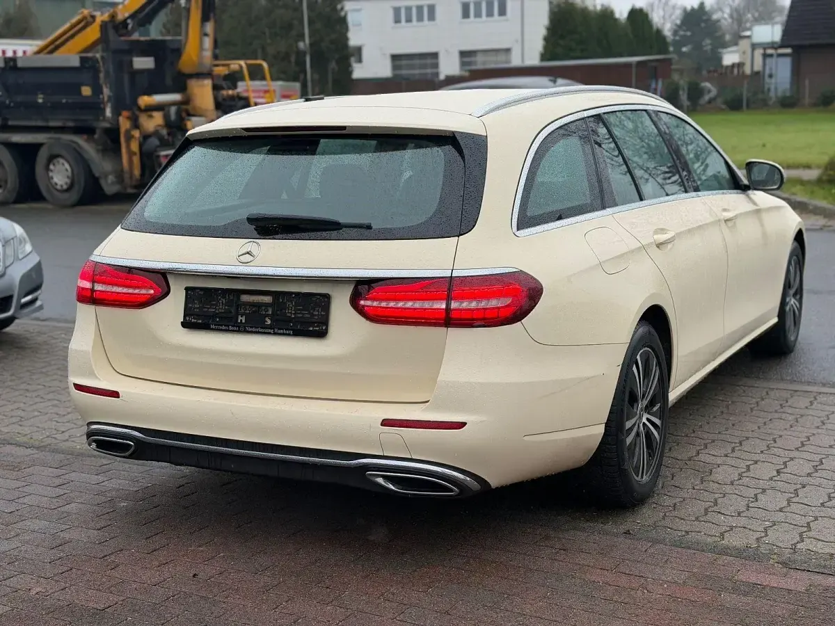 Gebraucht Mercedes E200 Avantgarde 160 PS (117 kW) 2022 Beige Kombi