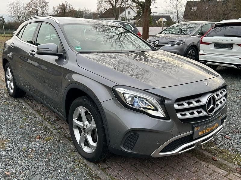 Grau Gebraucht 2018 Mercedes GLA200 SUV | 18.990 € (Guter Preis) - Bild 1/4
