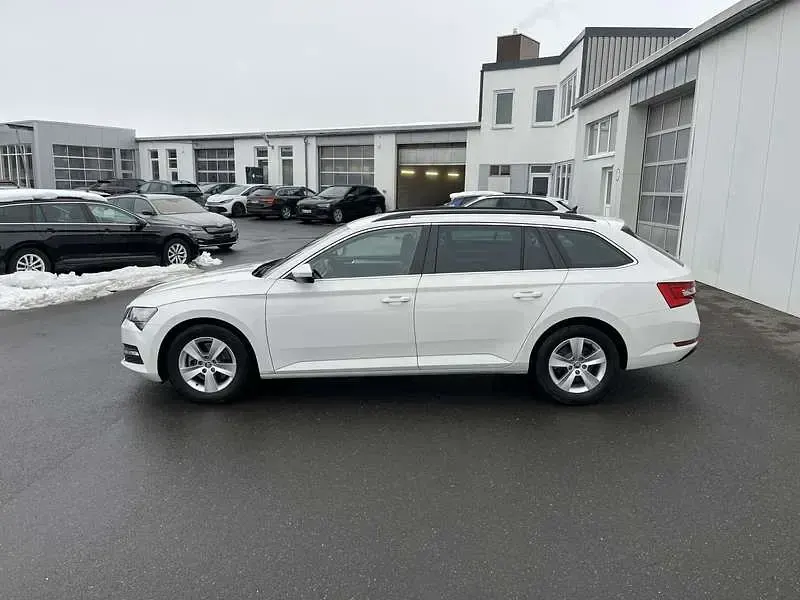 Używany Skoda Superb Ambition 150 KM (110 kW) 2021 Biały Kombi