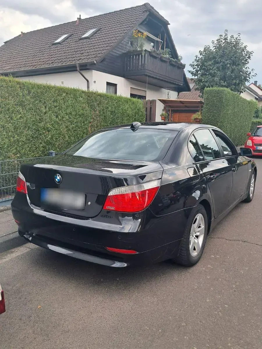 Gebraucht BMW 523 177 PS (130 kW) 2005 Schwarz Kombi