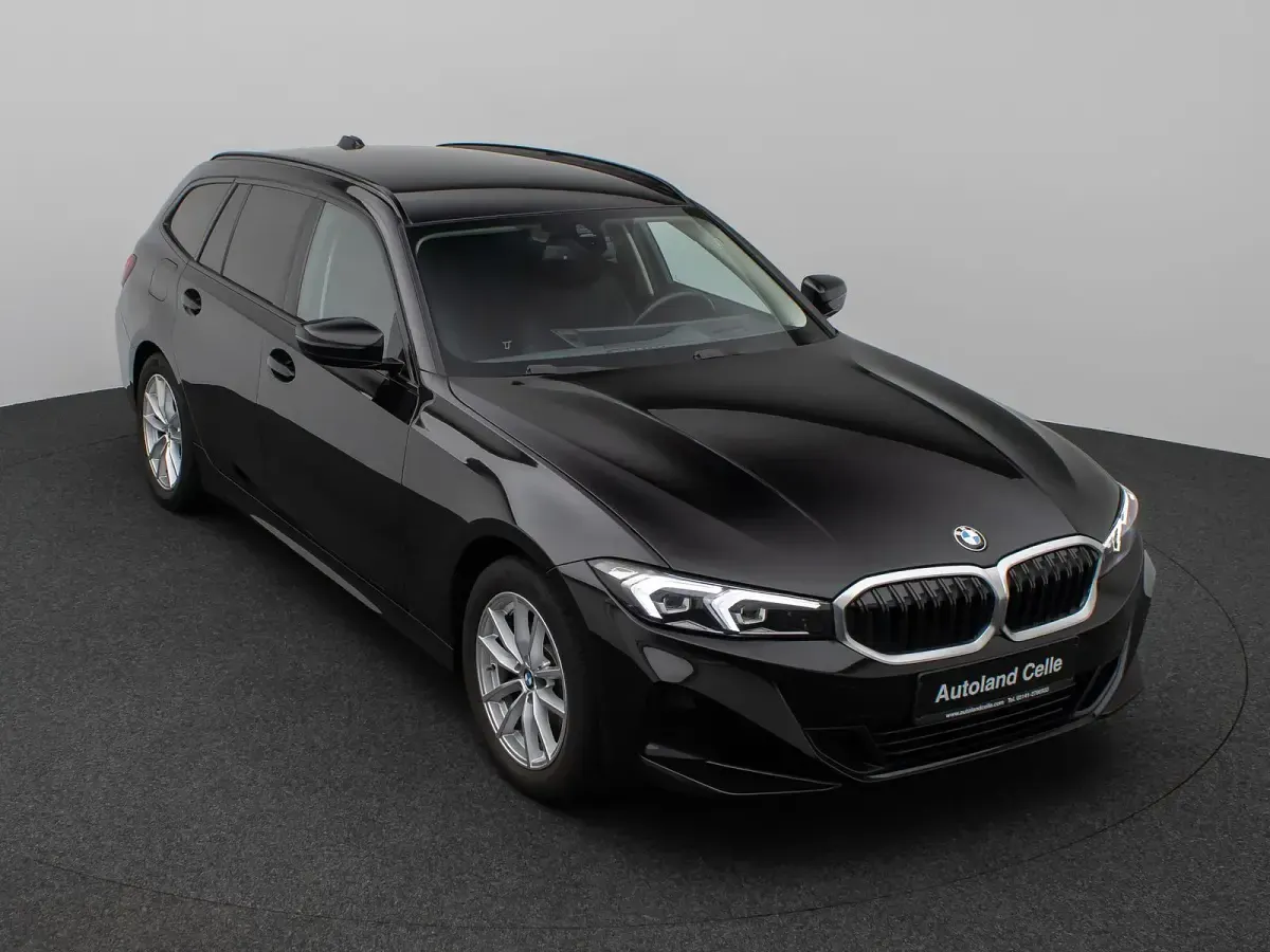 Gebraucht BMW 320 Sport Line 184 PS (135 kW) 2023 Schwarz 2668schwarz Limousine