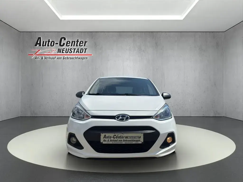 Gebraucht Hyundai i10 Classic 67 PS (49 kW) 2015 Weiß Kleinwagen