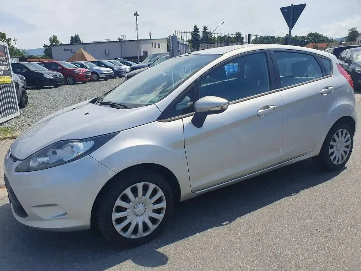 Gebraucht Ford Fiesta Trend 82 PS (60 kW) 2010 Polarsilber metallic Kleinwagen