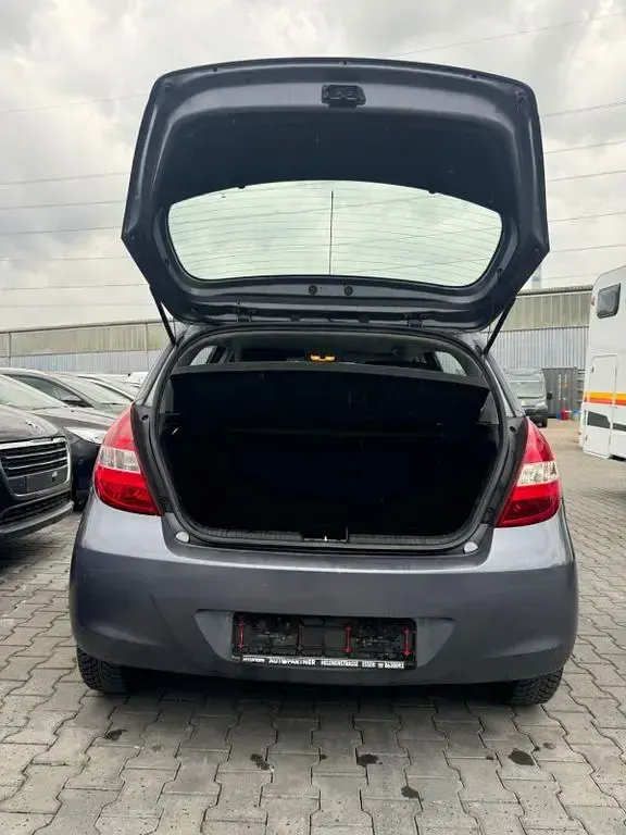 Gebraucht Hyundai i20 Comfort 77 PS (56 kW) 2010 Grau Kleinwagen