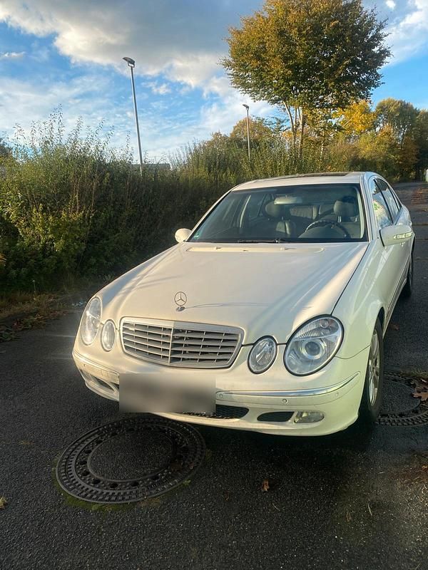 Weiß Gebraucht 2003 Mercedes E270 Limousine | 2.100 € (Guter Preis) - Bild 1/4