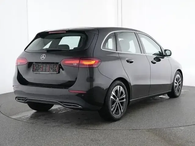 Gebraucht Mercedes B200 Advanced 163 PS (119 kW) 2025 Schwarz Kleinwagen