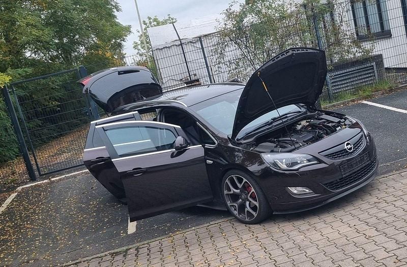 Gebraucht Opel Astra 179 PS (131 kW) 2012 Braun Kombi