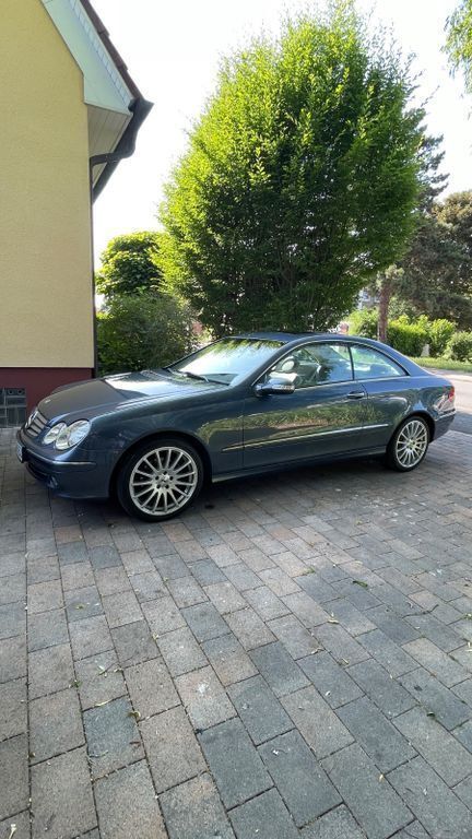 Blau Gebraucht 2002 Mercedes CLK200 Coupé | 12.650 € - Bild 1/4