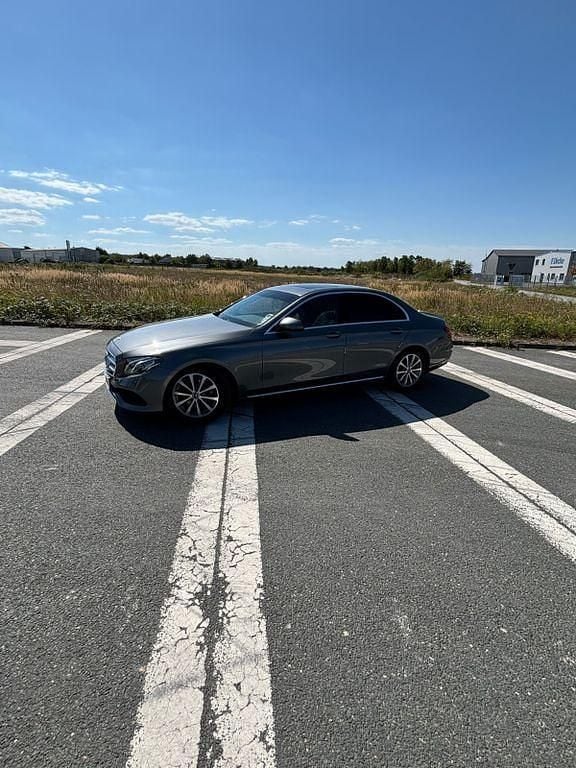 Grau Gebraucht 2018 Mercedes E220 Limousine | 26.200 € (Superpreis) - Bild 1/4