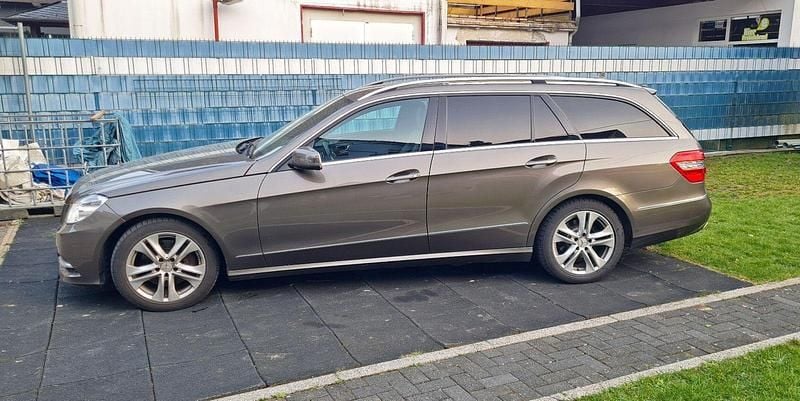 Gebraucht Mercedes E250 Avantgarde 204 PS (150 kW) 2012 Braun Kombi