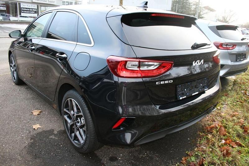 Neu Kia Ceed Style 140 PS (102 kW) 2025 Schwarz Kleinwagen