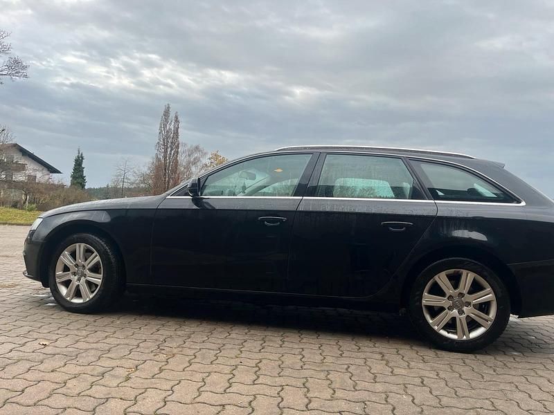 Gebraucht Audi A4 Attraction 143 PS (105 kW) 2011 Schwarz Kombi