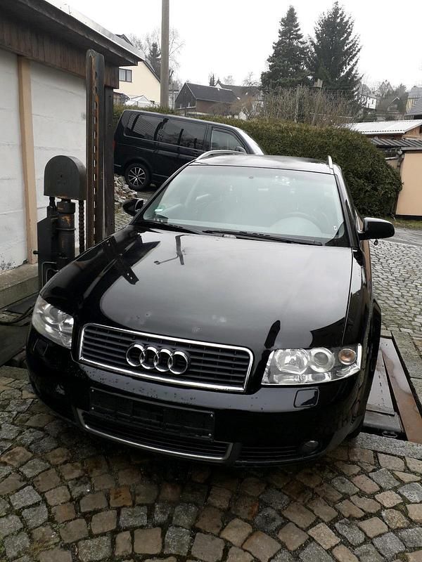 Używany Audi A4 131 KM (96 kW) 2001 Czarny Kombi