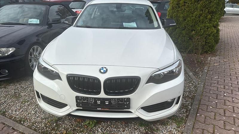 Weiß Gebraucht 2016 BMW 218 Advantage Coupé | 11.600 € (Fairer Preis) - Bild 1/4