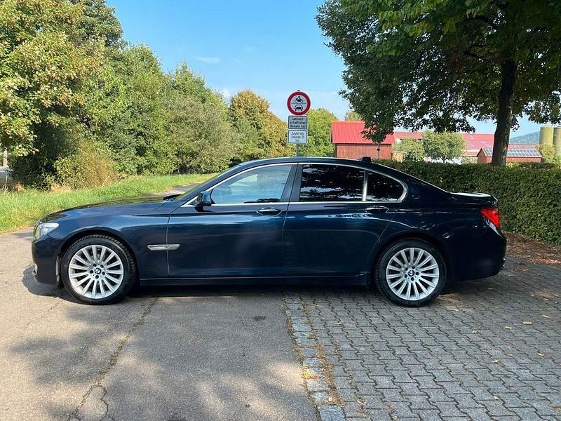 Gebraucht BMW 740 326 PS (239 kW) 2009 Blau Limousine
