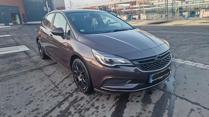 Gebraucht Opel Astra Edition 125 PS (91 kW) 2017 Braun Limousine