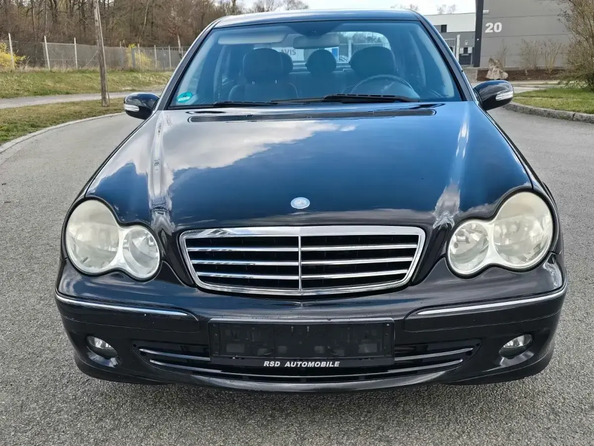 Second-hand Mercedes C220 Avantgarde 150 CP (110 kW) 2005 Negru Berlinǎ