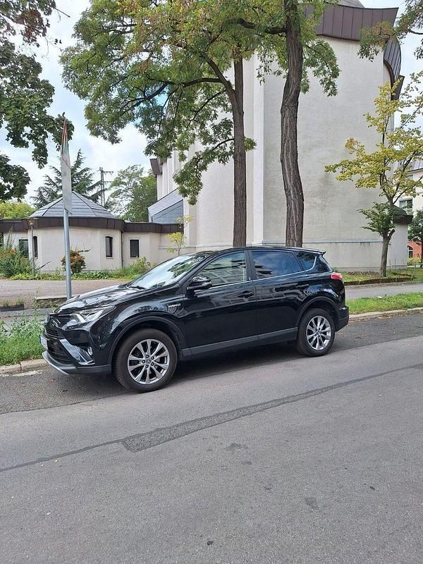 Schwarz Gebraucht 2018 Toyota RAV4 Hybrid Team SUV | 18.900 € (Fairer Preis) - Bild 1/4