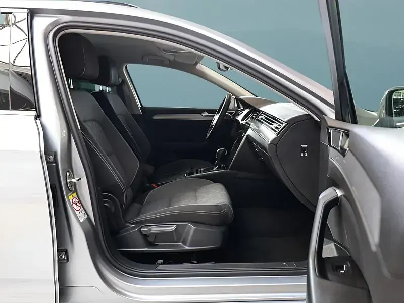 Gebraucht VW Passat 150 PS (110 kW) 2023 Silber Kombi