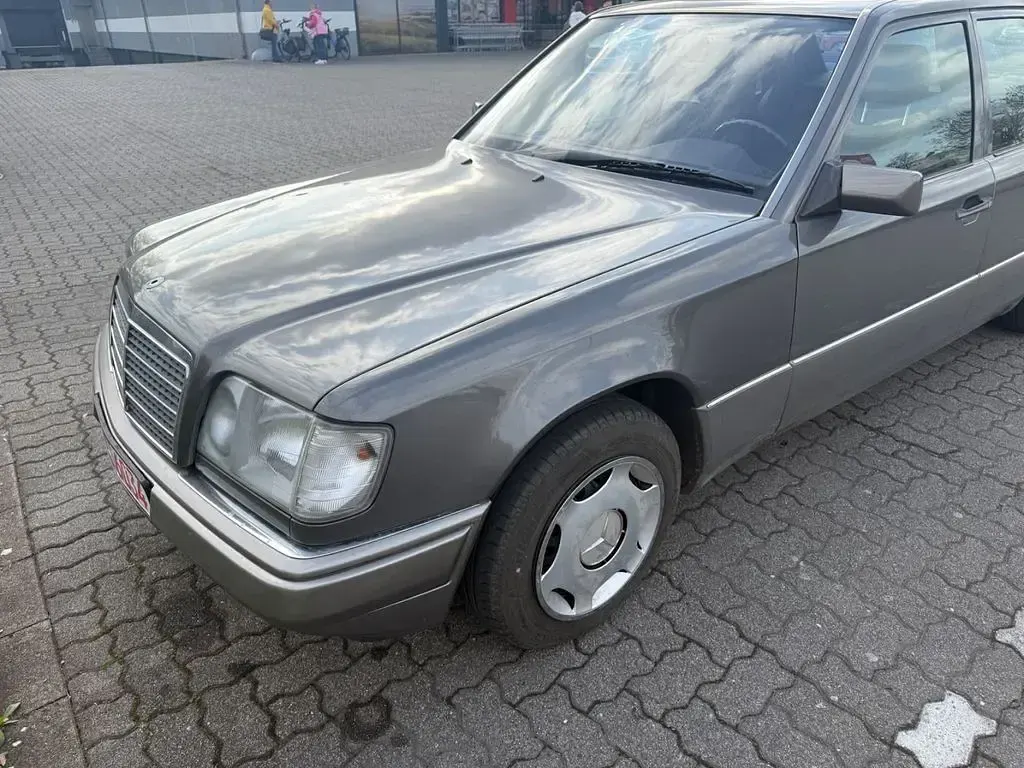 Gebraucht Mercedes 220 150 PS (110 kW) 1994 Grau Limousine