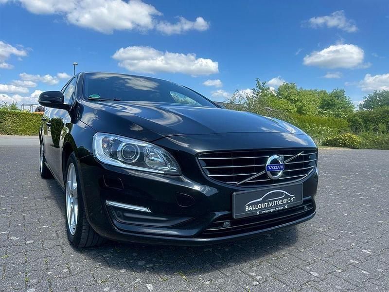 Schwarz Gebraucht 2018 Volvo V60 Momentum Kombi | 6.999 € (Guter Preis) - Bild 1/4
