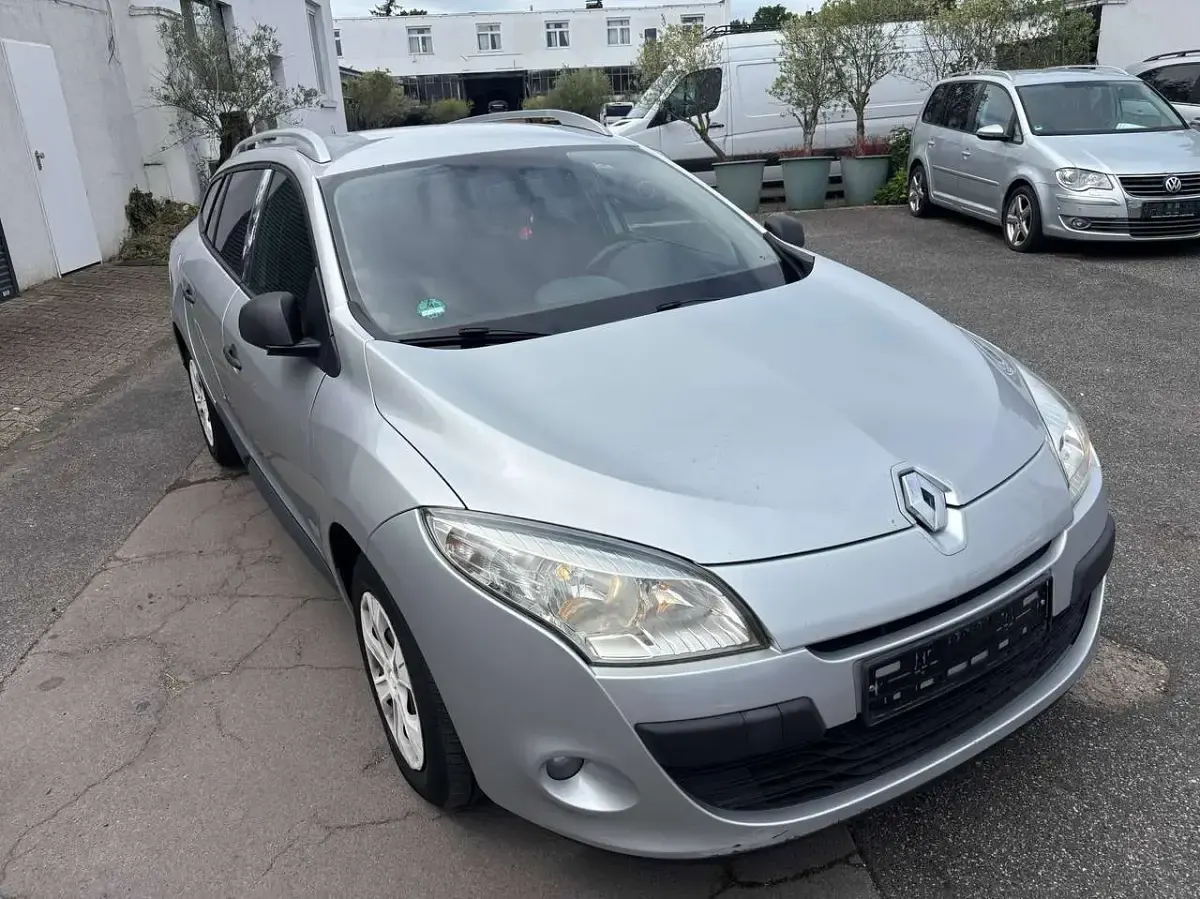 Gebraucht Renault Mégane GrandTour Expression 106 PS (77 kW) 2011 Platingrau Kombi