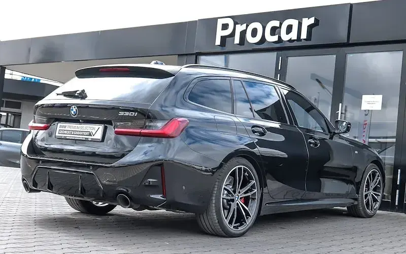 Gebraucht BMW 330 Performance 245 PS (180 kW) 2023 Saphirschwarz Kombi