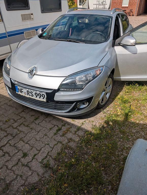 Silber Gebraucht 2013 Renault Mégane III Dynamique Limousine | 2.500 € (Superpreis) - Bild 1/4