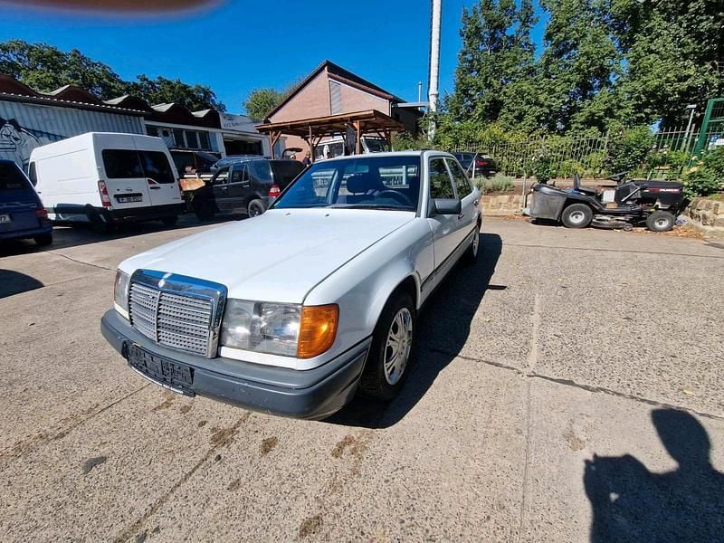 Weiß Gebraucht 1986 Mercedes E200 Limousine | 3.500 € - Bild 1/4