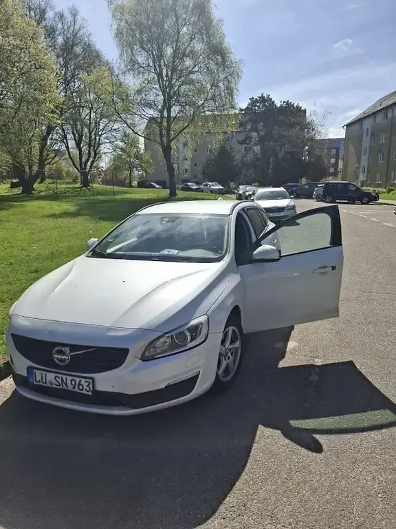 Gebraucht Volvo V60 Business Edition 150 PS (110 kW) 2015 Weiß Kombi