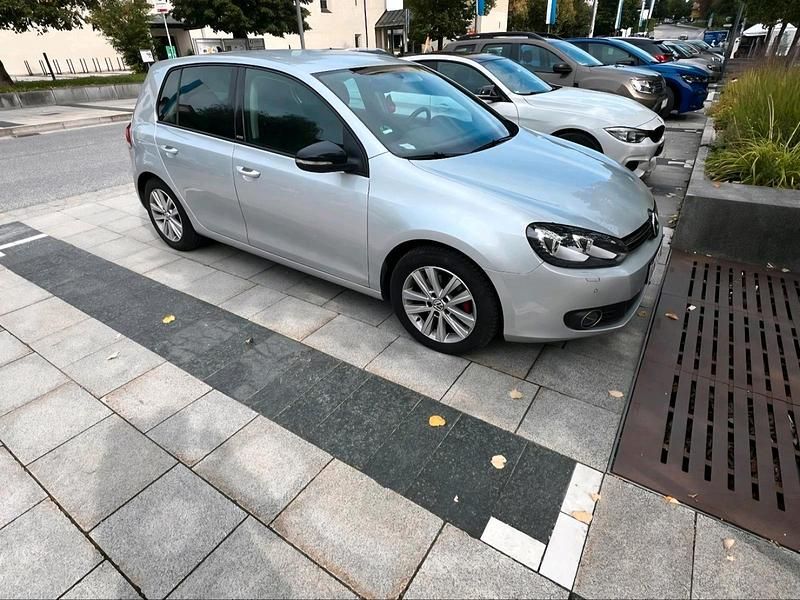 Grau Gebraucht 2011 VW Golf Limousine | 7.950 € (Teuer) - Bild 1/4