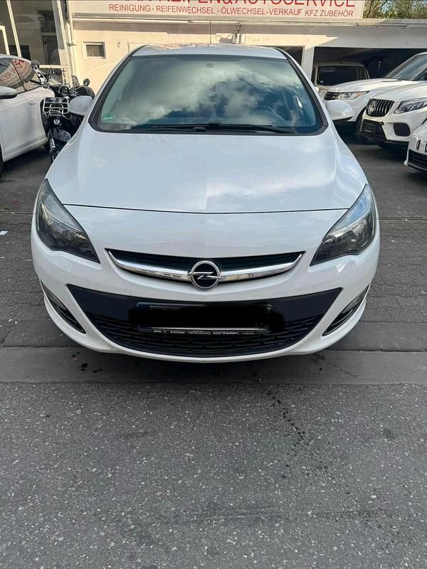 Gebraucht Opel Astra 116 PS (85 kW) 2013 Weiß Limousine