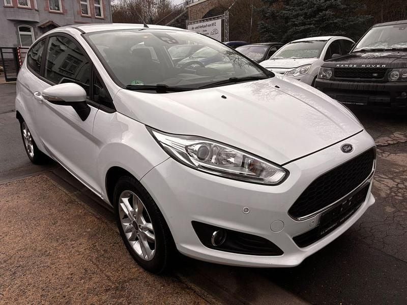 Gebraucht Ford Fiesta Celebration 101 PS (74 kW) 2017 Frozen white Kleinwagen