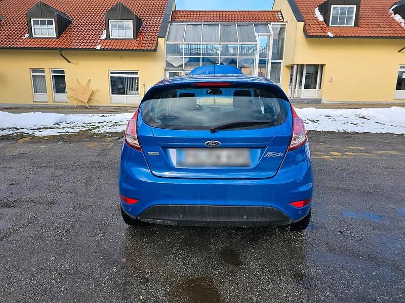 Gebraucht Ford Fiesta 66 PS (48 kW) 2013 Blau Kleinwagen