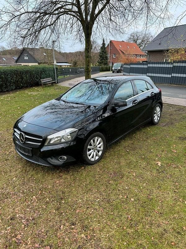 Schwarz Gebraucht 2015 Mercedes A180 Limousine | 7.000 € (Superpreis) - Bild 1/4