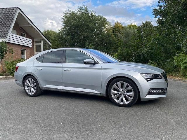 Silber Gebraucht 2022 Skoda Superb LAURIN & KLEMENT Limousine | 28.900 € (Fairer Preis) - Bild 1/1