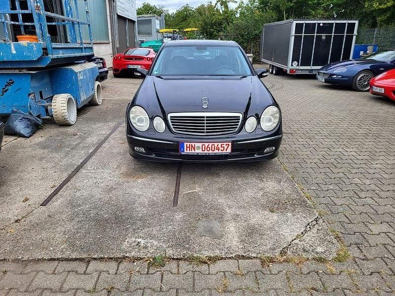 Schwarz Gebraucht 2006 Mercedes E220 Avantgarde Limousine | 3.999 € (Guter Preis) - Bild 1/4