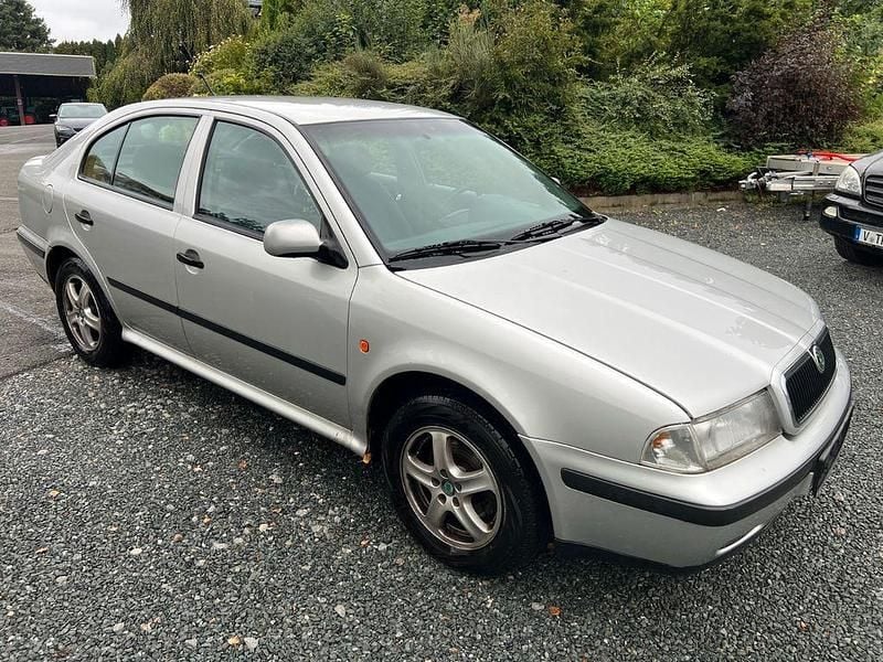 Grau Gebraucht 2000 Skoda Octavia Ambiente Limousine | 950 € (Guter Preis) - Bild 1/4