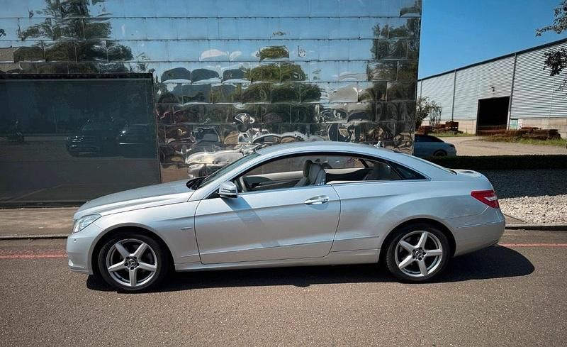 Gebraucht Mercedes E200 184 PS (135 kW) 2010 Silber Coupé