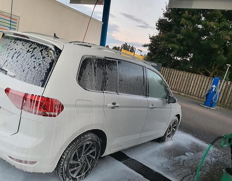 Weiß Gebraucht 2017 VW Touran Van / Kleinbus | 11.999 € (Guter Preis) - Bild 1/4