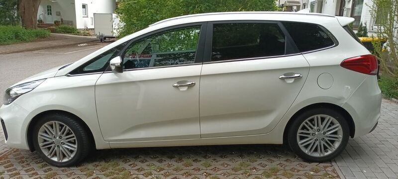 Weiß Gebraucht 2018 Kia Carens Attract Van / Kleinbus | 12.600 € (Guter Preis) - Bild 1/4